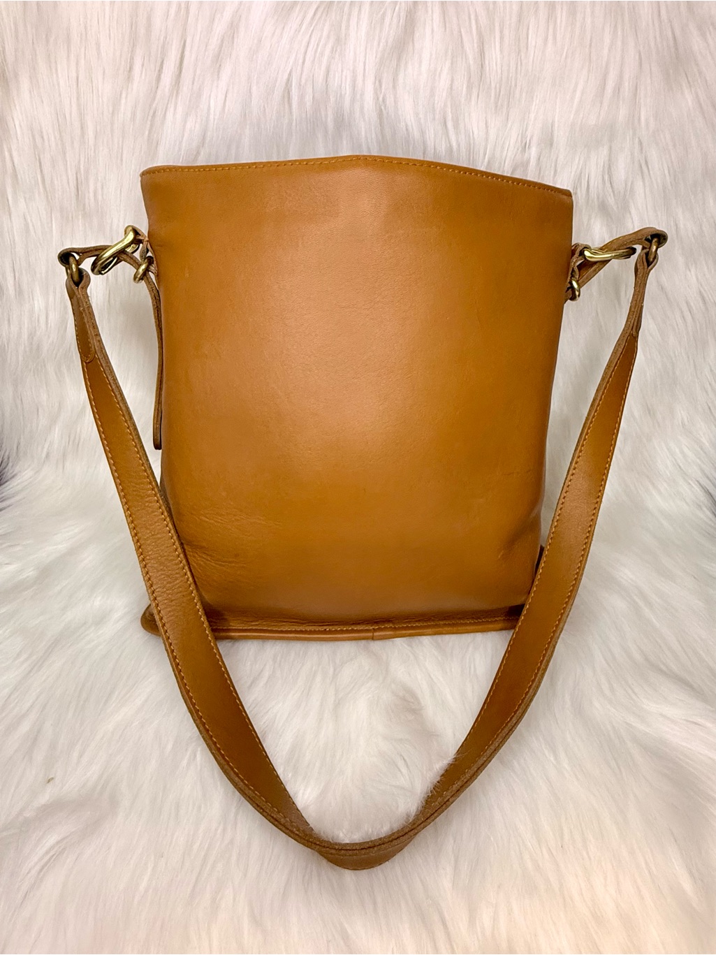 Coach Style 9806 Leather Bucket Shoulder Bag In Tan